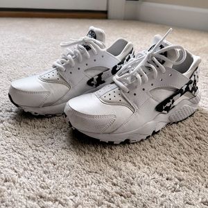 NIKE Huarache sneakers! Great condition 🖤🤍 size 8